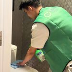 Cleaning toilet